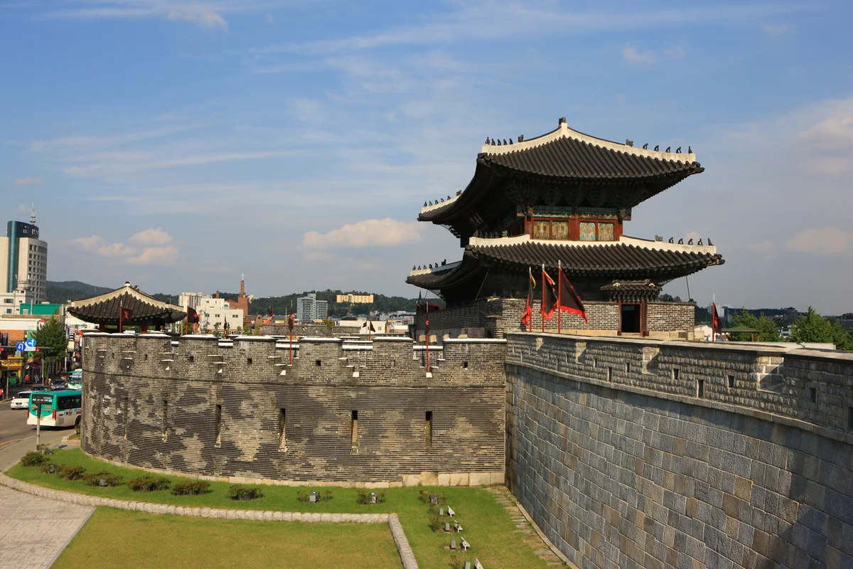 장안문: 웅장한 북문과 고기 맛집으로 향하는 길목 - 수원화성 여행