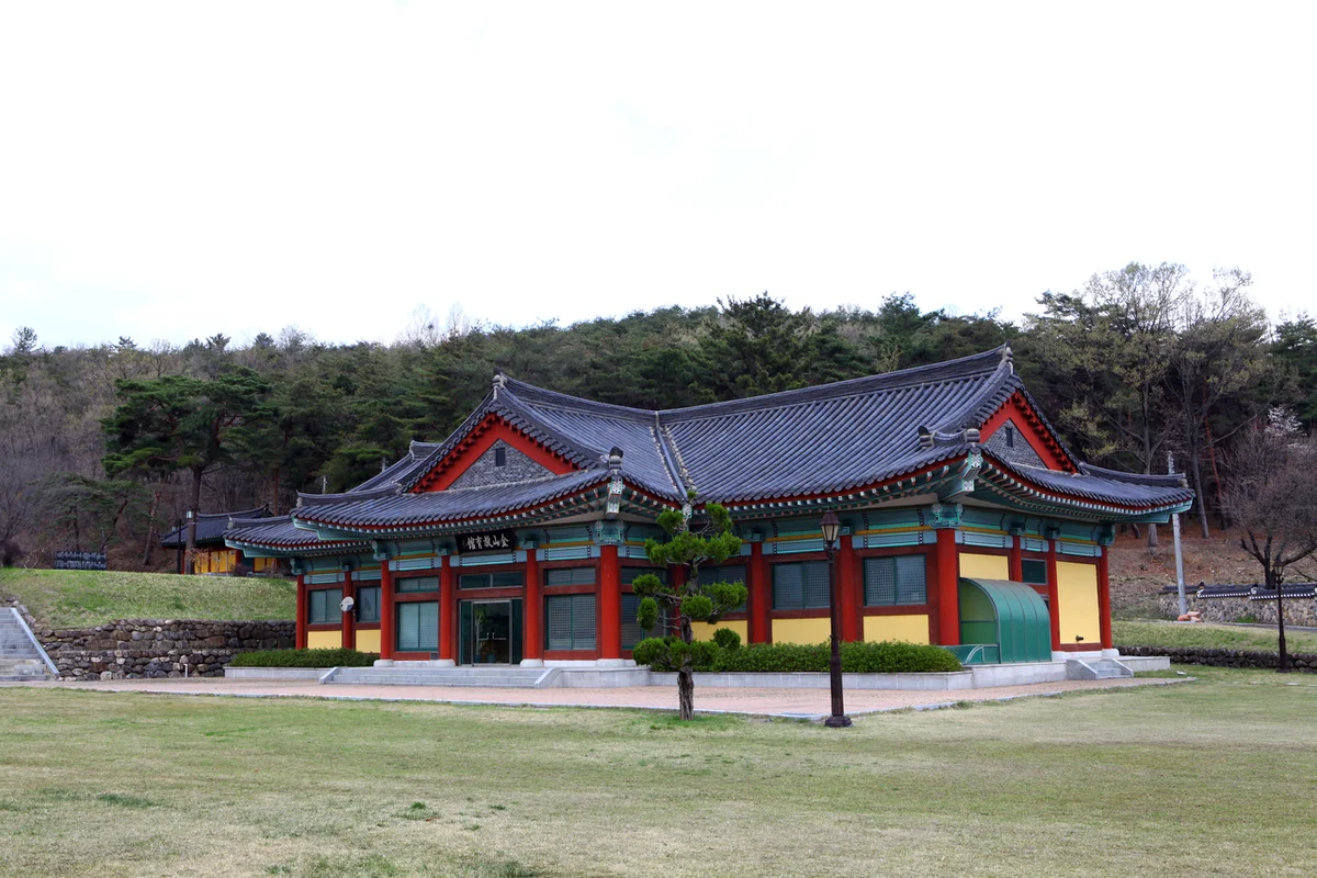 김유신장군묘 벚꽃길 (흥무로) - 경주 여행