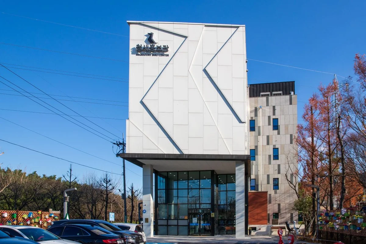 롯데갤러리 인천점: 남구 전시의 중심 - 인천미추홀구 여행