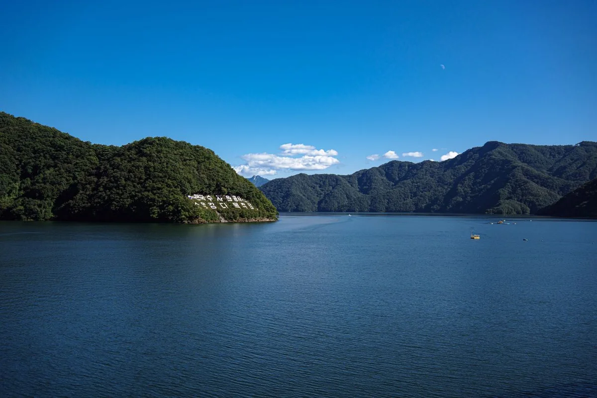 소양호 패러글라이딩 (출처 : 한국관광공사)