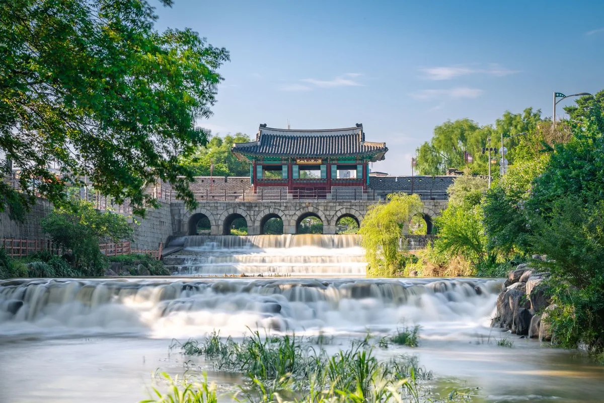 방화수류정: 연못에 비친 아름다움과 미식의 기대 - 수원화성 여행