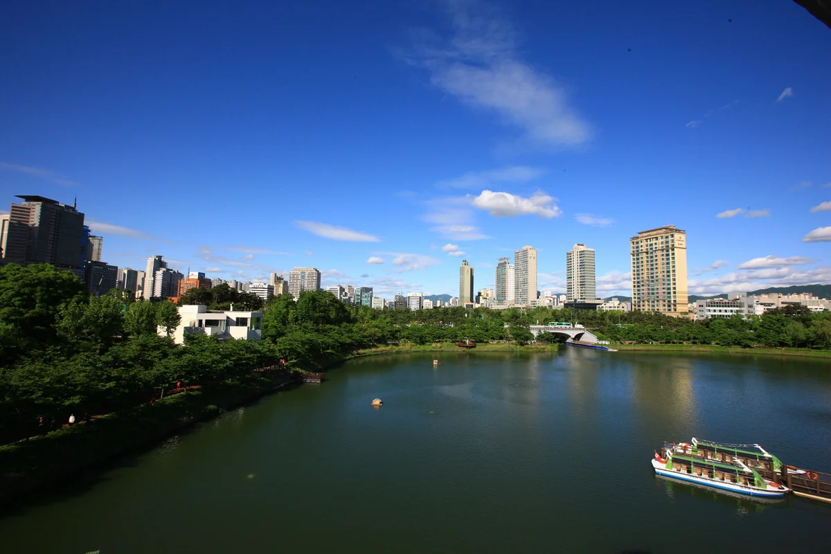 석촌호수와 주변 공영주차장 - 석촌호수 여행